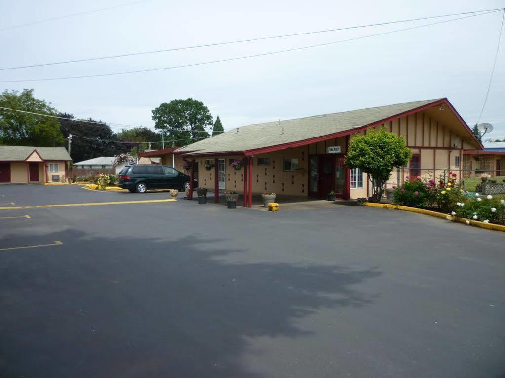 Budget Inn Motel Вудберн Экстерьер фото