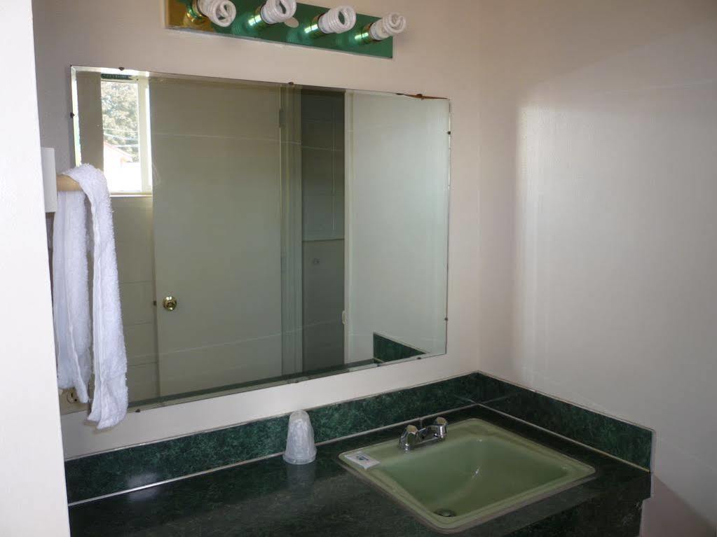 Budget Inn Motel Вудберн Экстерьер фото